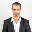 Foto de Ciclano de Tal, advogado do escritório, de blazer preto e camisa branca